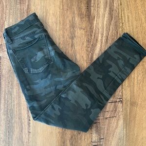 Camouflage Levi 711 Skinny Jean size 25
